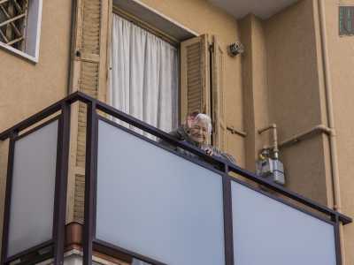 Mentre passeggiamo su via Archita si accorge della nostra presenza una vecchietta: ci scruta sospettosa da un balcone. Poi per� ci sorride e ci saluta amichevolmente con la mano. Chiss� da quanto tempo abita qui (foto di Gennaro Gargiulo)